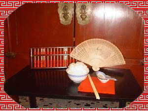 1. 一碗米饭洁白如雪。一双竹筷子是必须的餐具。